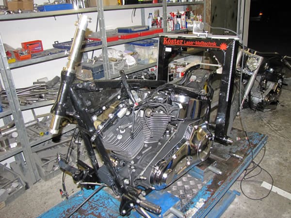 Laser-Meßtechnik am Motorradrahmen
